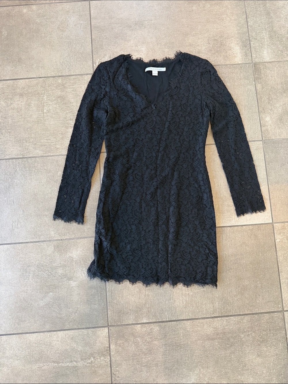 Diane von Furstenberg Black Lace Long-Sleeve V-Neck Dress size 6